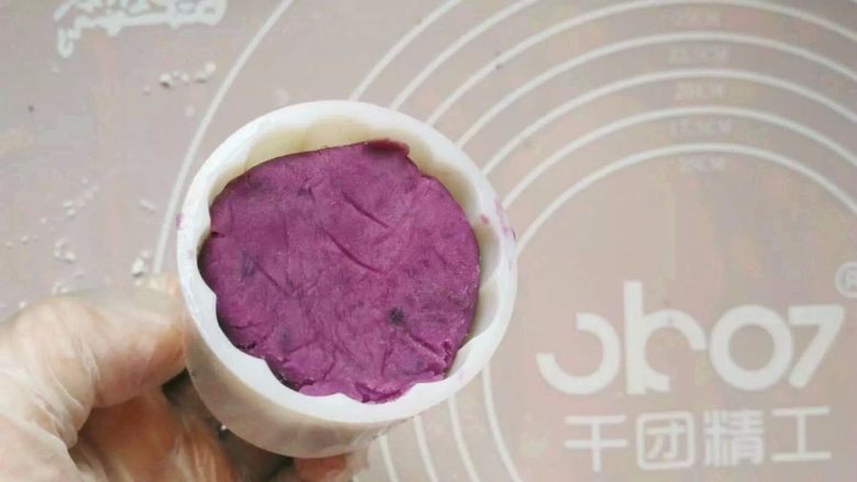 流心紫薯糕,放入月饼模具,整形。我做过几次,都很好脱模的。