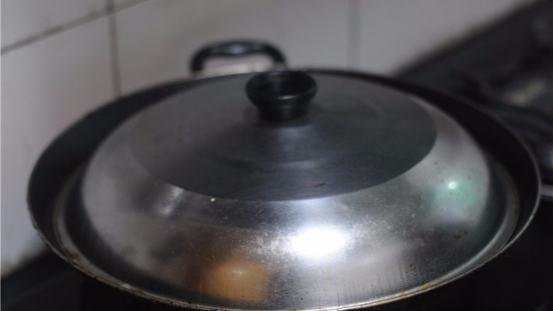 香辣盐水毛豆,盖上锅盖,大火煮开