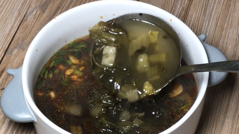 酸汤粉,把煮沸的酸菜汤,舀适量入面碗中,把调料拌匀融合