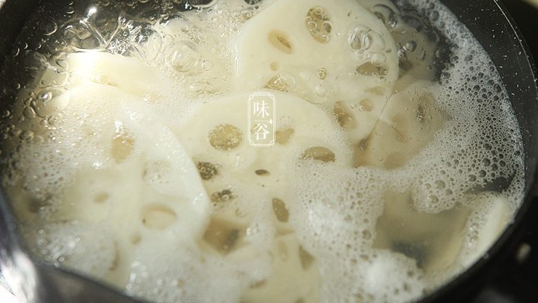 桂花胭脂藕,锅里装清水,放藕片进去煮开3分钟;