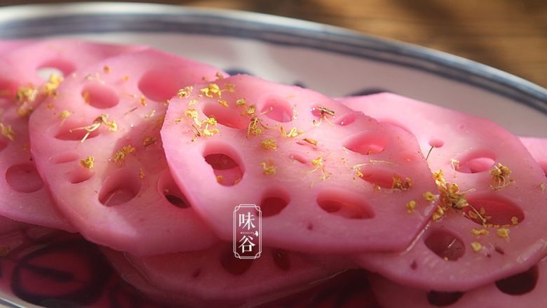 桂花胭脂藕,开吃时,粘上点<a style='color:red;display:inline-block;' href='/shicai/ 868'>糖桂花</a>风味更佳!(没有可以用干桂花代替)
