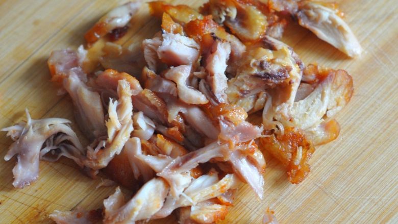 奥尔良空心炒面,翅根此时基本熟了，用刀将翅根上的肉剃下来。