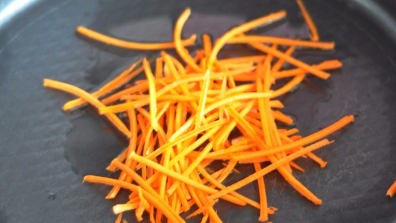 奥尔良空心炒面,放入<a style='color:red;display:inline-block;' href='/shicai/ 25'>胡萝卜</a>丝翻炒。