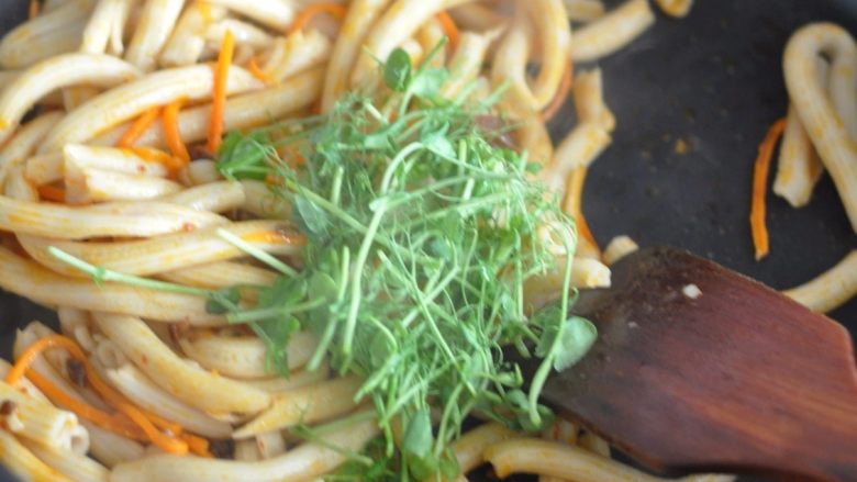 奥尔良空心炒面,加入<a style='color:red;display:inline-block;' href='/shicai/ 147'>豌豆苗</a>，加入盐和<a style='color:red;display:inline-block;' href='/shicai/ 788'>生抽</a>。