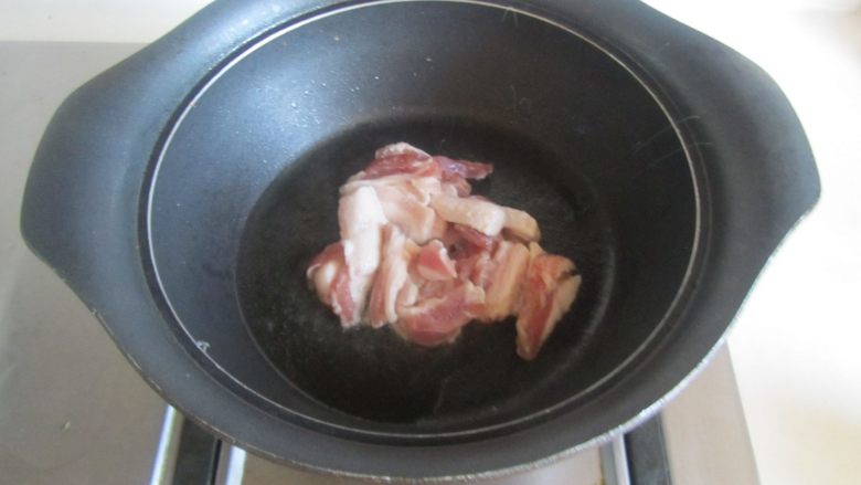 干子烧肉,热锅凉油, 放入<a style='color:red;display:inline-block;' href='/shicai/ 428'>五花肉</a>片进去煸炒;