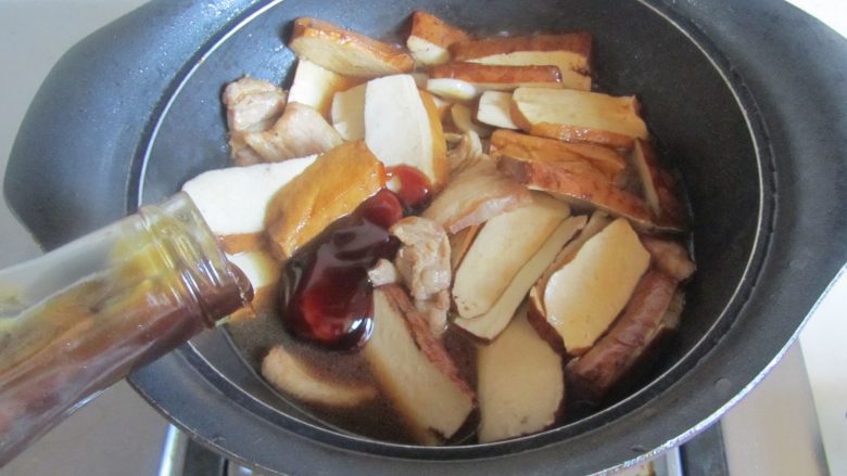 干子烧肉,再加入适量的蚝油进去翻炒, 加入少许水;
