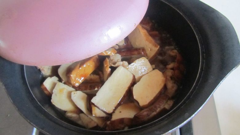 干子烧肉,加盖后焖煮3分钟;
