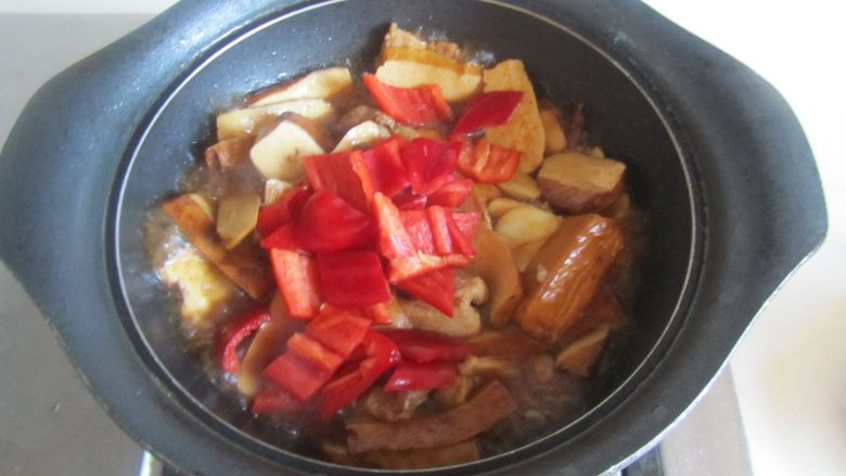 干子烧肉,加入适量的红椒翻炒变色即可 ,盛入碗中, 表面撒上<a style='color:red;display:inline-block;' href='/shicai/ 157'>小葱</a>末。