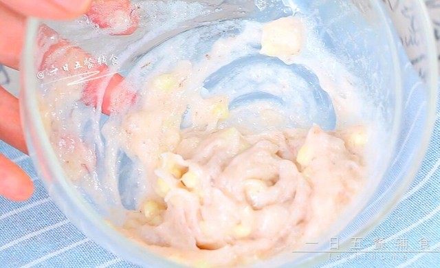 秋葵酿鲜虾, 虾泥倒碗中,加20克蛋清搅拌均匀,再将秋葵籽加入一起搅拌。