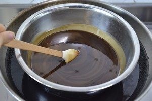 【小森妈妈菜谱】补血养颜圣品—阿胶核桃膏,将泡制24小时后的阿胶、冰糖和黄酒充分搅拌均匀,大火煮沸后,然后小火熬制,熬制过程中不断搅拌以免黏锅,小火一直熬制到冒泡(牢记,从底往上翻,