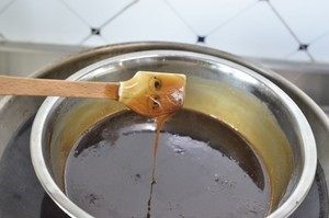 【小森妈妈菜谱】补血养颜圣品—阿胶核桃膏,继续熬制,直到粘稠为止,没开始稠的时候可以不用太紧张。等开始慢慢稠的时候就要打起12分精神,这个时候最容易糊锅的。一定要全锅搅拌均匀。
