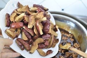 【小森妈妈菜谱】补血养颜圣品—阿胶核桃膏,加入事先去核切条烘干的枣干,继续小火熬制,搅拌的过程中一定要“雨露均沾”
