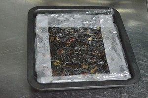 【小森妈妈菜谱】补血养颜圣品—阿胶核桃膏,将阿胶糕趁热压平,太冷了就会凝固不好压实它了。在上面铺一层油纸,用勺子使力压平,也可以其他工具压,将阿胶糕压实排除空气,做出来阿胶膏实而有力