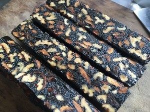 【小森妈妈菜谱】补血养颜圣品—阿胶核桃膏,切片就是考验刀法的时候了,刀法好不好,看你切的整不整齐就知道了。哈哈! 10g左右的薄片是最好的