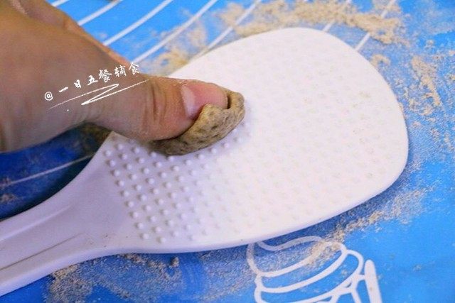 花样猫耳朵,取一只有凸点的米饭铲子,在铲子上撒干面粉。