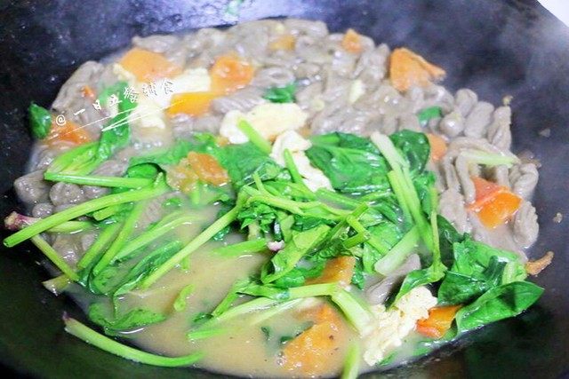 花样猫耳朵,加菠菜,盖起来煮30秒就可以了。
🌻小贴士:菠菜提前焯水30秒过。