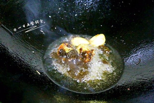 爆炒蛏子,热锅下油,油量需要比平时炒菜时多一些。油温七成热时把切好的姜蒜末和<a style='color:red;display:inline-block;' href='/shicai/ 705'>豆瓣酱</a>下锅炒香,炒出香味后把沥干水的蛏子下锅,并迅速翻炒。