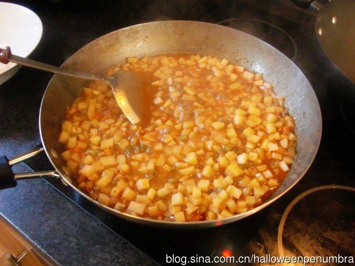土豆臊子面,煮至土豆熟软。加入醋和盐调味。即可(这时候汤汁应该已经收干了一部分。如果水还太多。加入一些淀粉水勾芡)