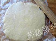 全麦切达司康,取出面团,就着保鲜袋,擀成约1.5cm厚的圆饼
