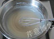 叉烧餐包,在100g清水中加入20g高筋面粉，搅拌均匀后上火，边小火加热边搅拌，至呈浓稠的面糊状，蛋抽划过留下明显的痕迹即可；冷却至室温后，盖上保鲜膜，入冰箱冷藏1小时以上，最好过夜，是为“汤种”