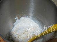 叉烧餐包,将黄油以外的所有面团材料一起放进厨师机的搅拌缸（牛奶不要全部加入，留下10到20g，调整面团的软硬程度），先用刮刀拌成絮状，再开始打面团