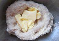 叉烧餐包,打到面团卷起抱团，即可加入室温软化的黄油，继续打面团约10分钟左右