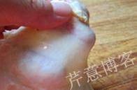 叉烧餐包,检查面团状况：揪下一小块儿面团，慢慢展开，能成透明的薄膜状即可