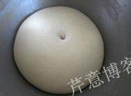 叉烧餐包,将面团滚圆，盖上保鲜膜，放在温暖处进行基础发酵，发酵至2倍到2.5倍大，用沾上干面粉的手指测试：在面团顶部戳一个小洞，小洞不收缩、面团不塌陷，即可