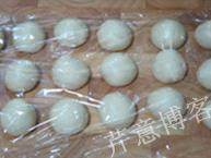 叉烧餐包,将面团略排气，分割成30g左右一个的小面团，滚圆后盖上保鲜膜，松弛15分钟