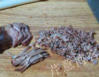 叉烧餐包,面团发酵时，准备馅料：将叉烧肉先切成片、再切成丝、最后切成小碎丁