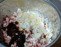 叉烧餐包,加入葱花、叉烧酱和蚝油