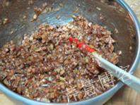 叉烧餐包,拌匀即成叉烧馅（叉烧酱和蚝油的量自己控制，尝一尝味道确定多少，一般能将碎肉丁粘成团即可；不要太多，叉烧肉本身有咸味）