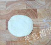 叉烧餐包,将松弛过的小面团拍扁