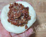 叉烧餐包,加入适量叉烧馅，像包包子一样包起来，捏紧收口