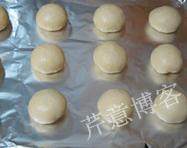 叉烧餐包,收口朝下，排进烤盘，进行最后发酵；我的做法：将面包放进烤箱，在烤箱底部放一杯开水，大约发酵40到50分钟
