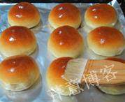 叉烧餐包,送进预热180度的烤箱，烤大约15到18分钟，至表面金黄即可；取出面包后，趁热刷上一层融化的黄油