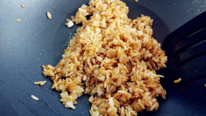 “属”于你—卡通儿童餐, 取适量米饭,在热锅热油中加少许酱油,炒匀后盛出稍晾凉