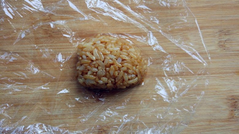 “属”于你—卡通儿童餐,取适量酱油炒饭,放入保鲜膜中,捏出小鼠头部的形状