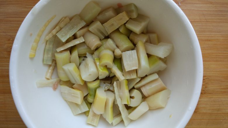 麻辣鸭肉炒笋丁,袋装水煮笋洗净,浸泡片刻,切成小块