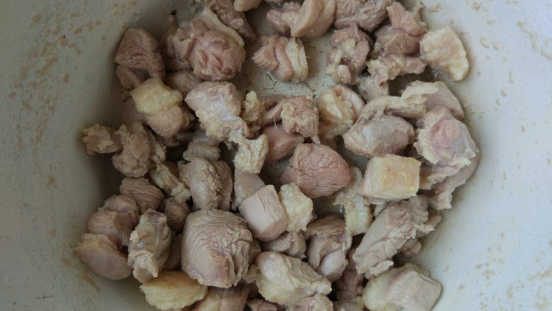 麻辣鸭肉炒笋丁,焯水后备用