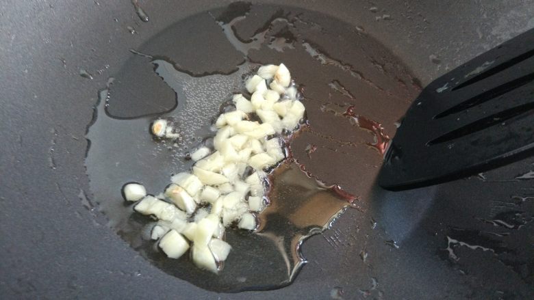 麻辣鸭肉炒笋丁,热锅热油,爆香大蒜