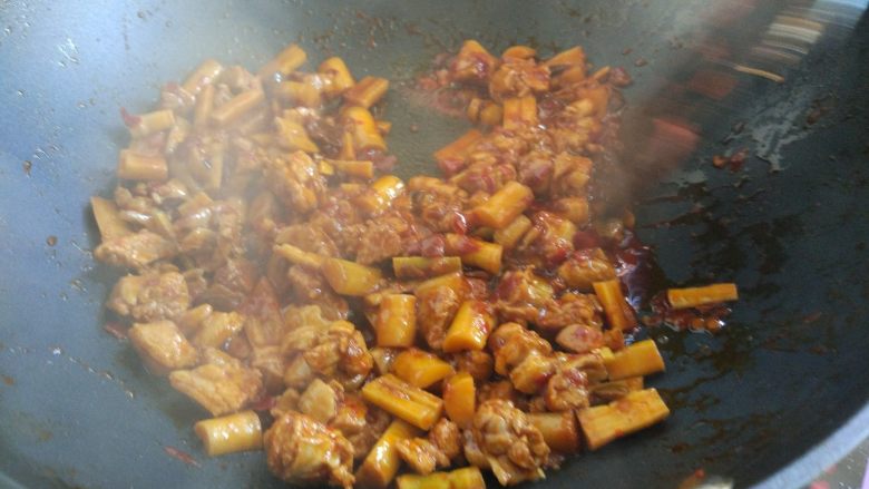 麻辣鸭肉炒笋丁,出锅前尝一下,根据郫县豆瓣酱的咸淡,酌情加少许盐炒匀出锅即可