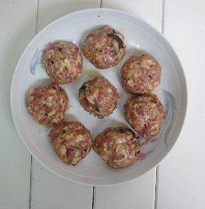 金钱碧波丸子,将腌好的肉馅取大约手掌心大小的肉馅,放在手掌中,两只手来回的交换,摔打肉团,使肉团在两手之间的交替中,变的结实成型