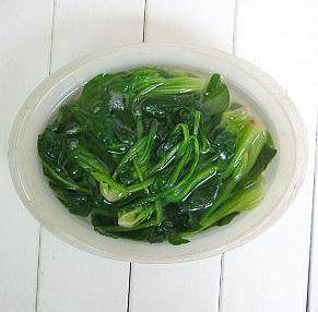 金钱碧波丸子,再放入洗净摘好的波菜焯1分钟,再马上放入凉白开中降温后取出沥干水备用