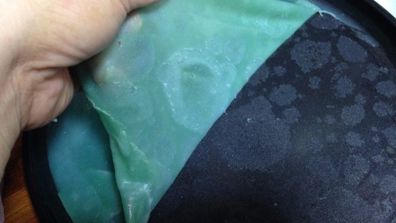 彩色简版凉皮,取出盘放凉些,轻轻揭起凉皮(两面要稍微刷一点油防粘)