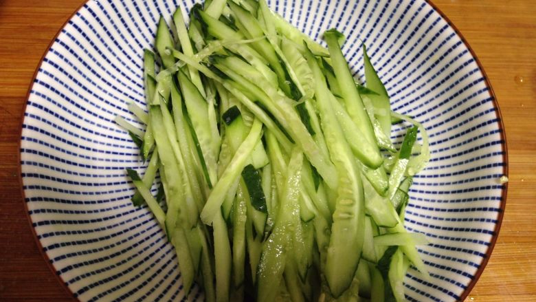 彩色简版凉皮,<a style='color:red;display:inline-block;' href='/shicai/ 54'>黄瓜</a>切丝
