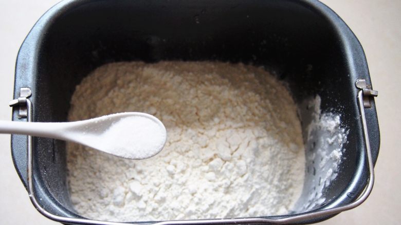 小熊童趣吐司,面粉称量好,放入盐