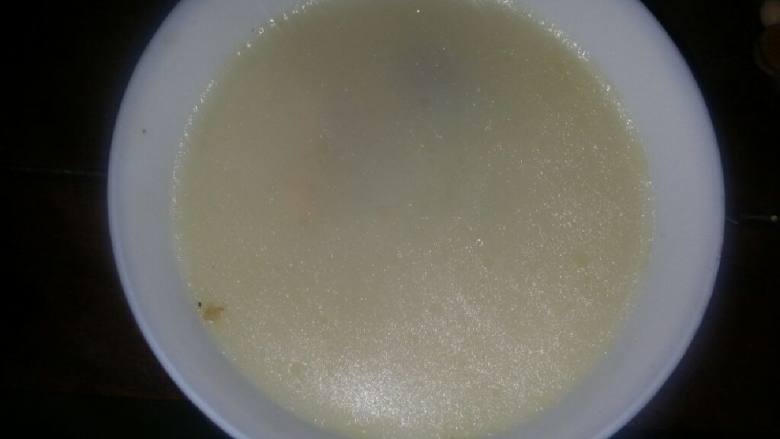 香滑鲫鱼汤,汤煲好后加入盐适量，就可以开喝了。