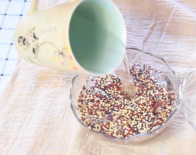 藜麦豆腐牛肉丸,藜麦加水泡2小时,泡完沥干水备用。藜麦可以换成小米,一样需要提前泡2小时。