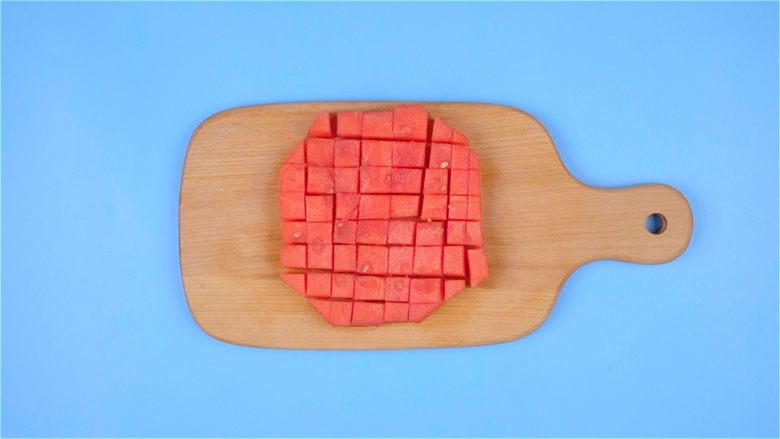 自制清凉果冻冰沙杯, <a style='color:red;display:inline-block;' href='/shicai/ 605'>西瓜</a>500g去皮切块,放入冰箱冷冻成冰